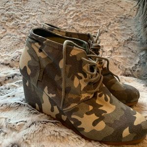 Woman’s Ankle Camo shoe